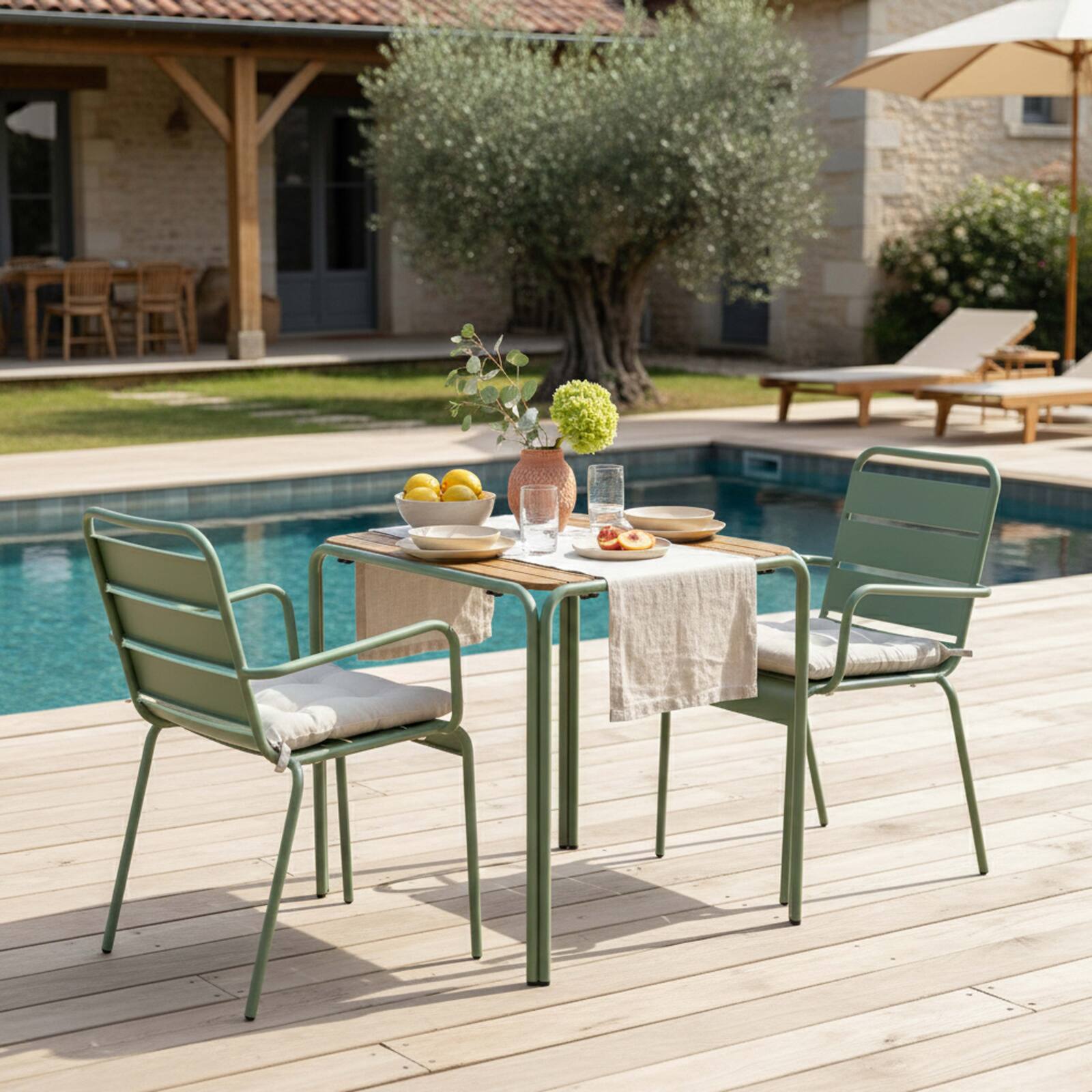 Gartentisch Bistro-Stil, quadratisch aus Metall und Polywood, 70x70 cm, und 2 Stühle mit Armlehnen