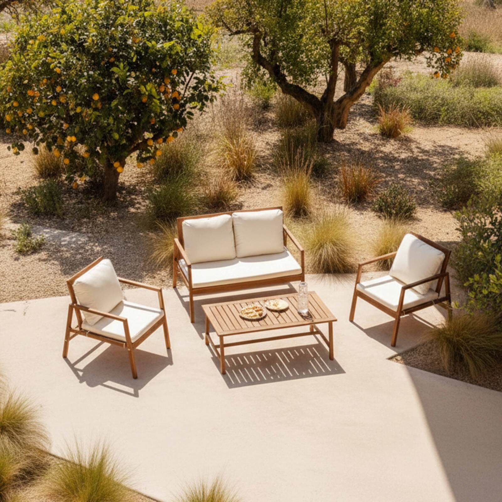 Gartenlounge-Set aus FSC®-zertifiziertem Eukalyptusholz mit 1 Sofa, 2 Sesseln und einem Couchtisch 