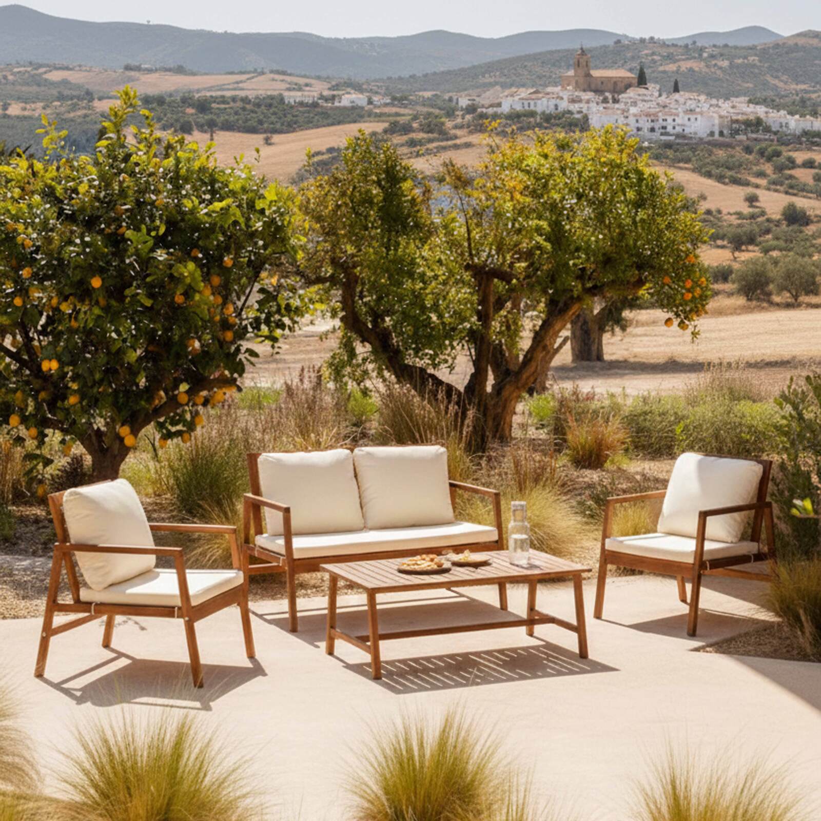 Gartenlounge-Set aus FSC®-zertifiziertem Eukalyptusholz mit 1 Sofa, 2 Sesseln und einem Couchtisch 