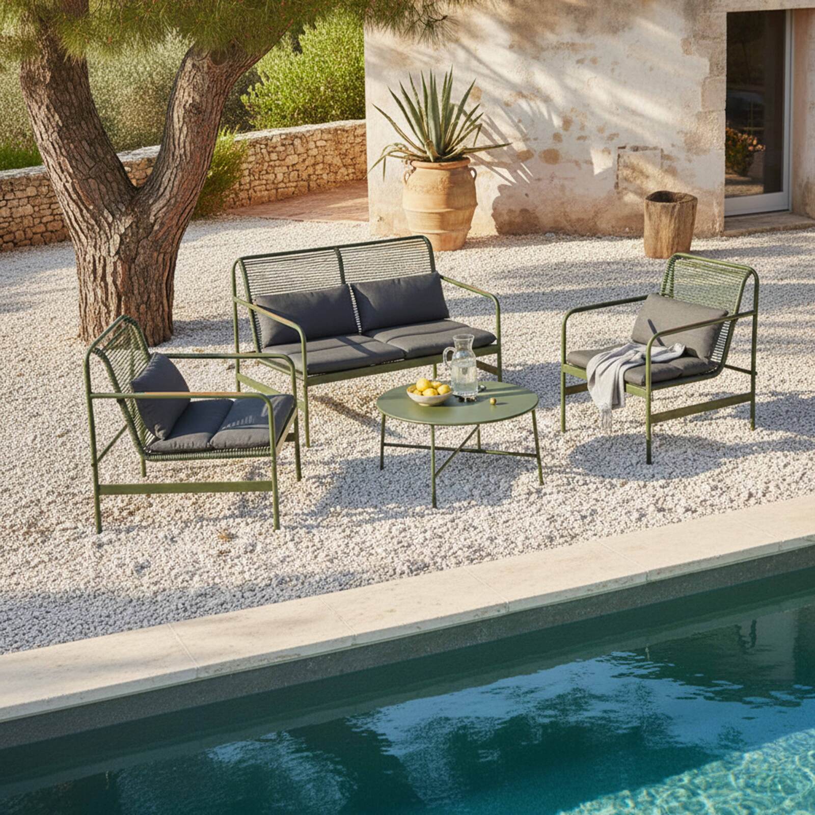 4-Sitzer-Gartenmöbel aus Metall mit 1 Sofa, 2 Sesseln und Couchtisch