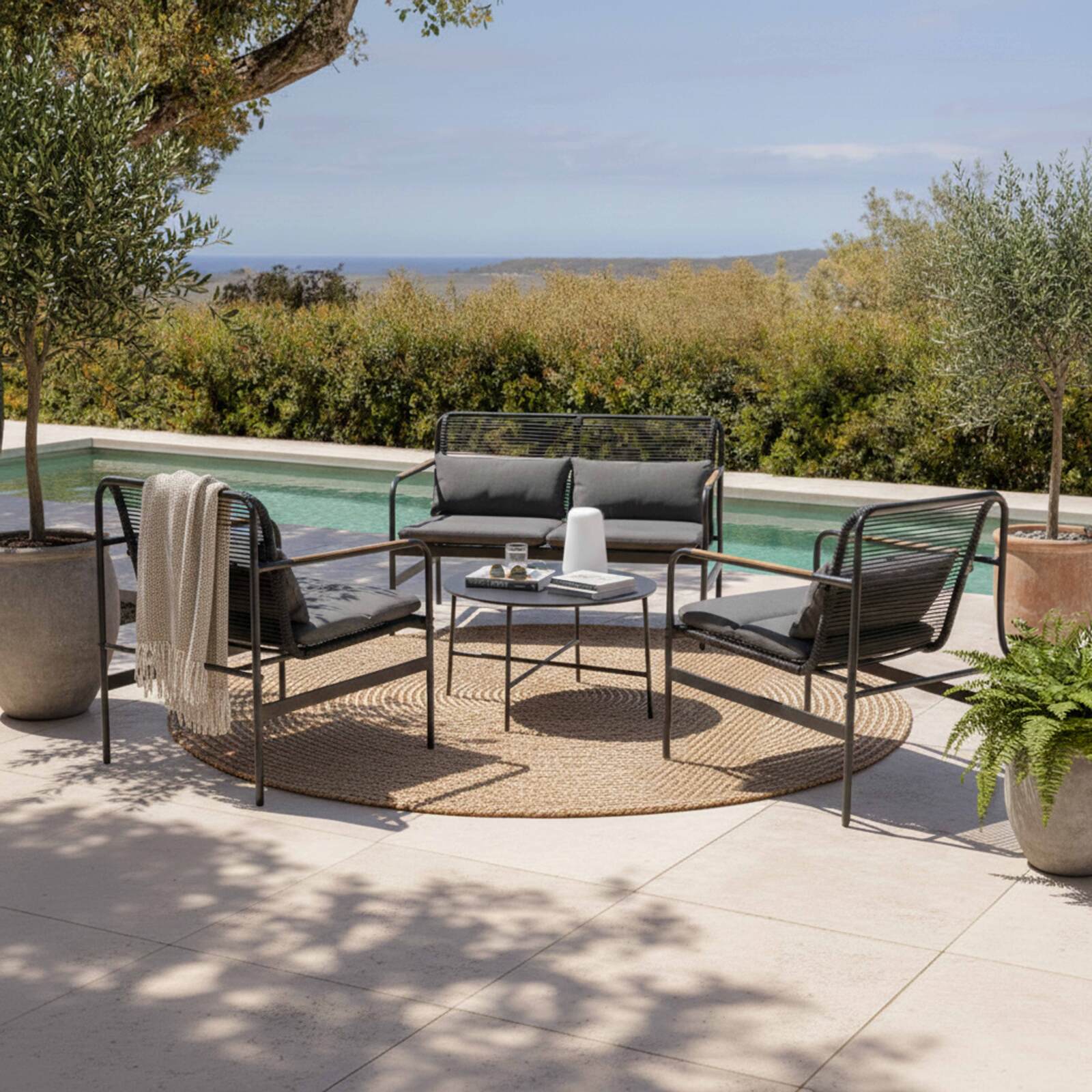 4-Sitzer-Gartenmöbel aus Metall mit 1 Sofa, 2 Sesseln und Couchtisch