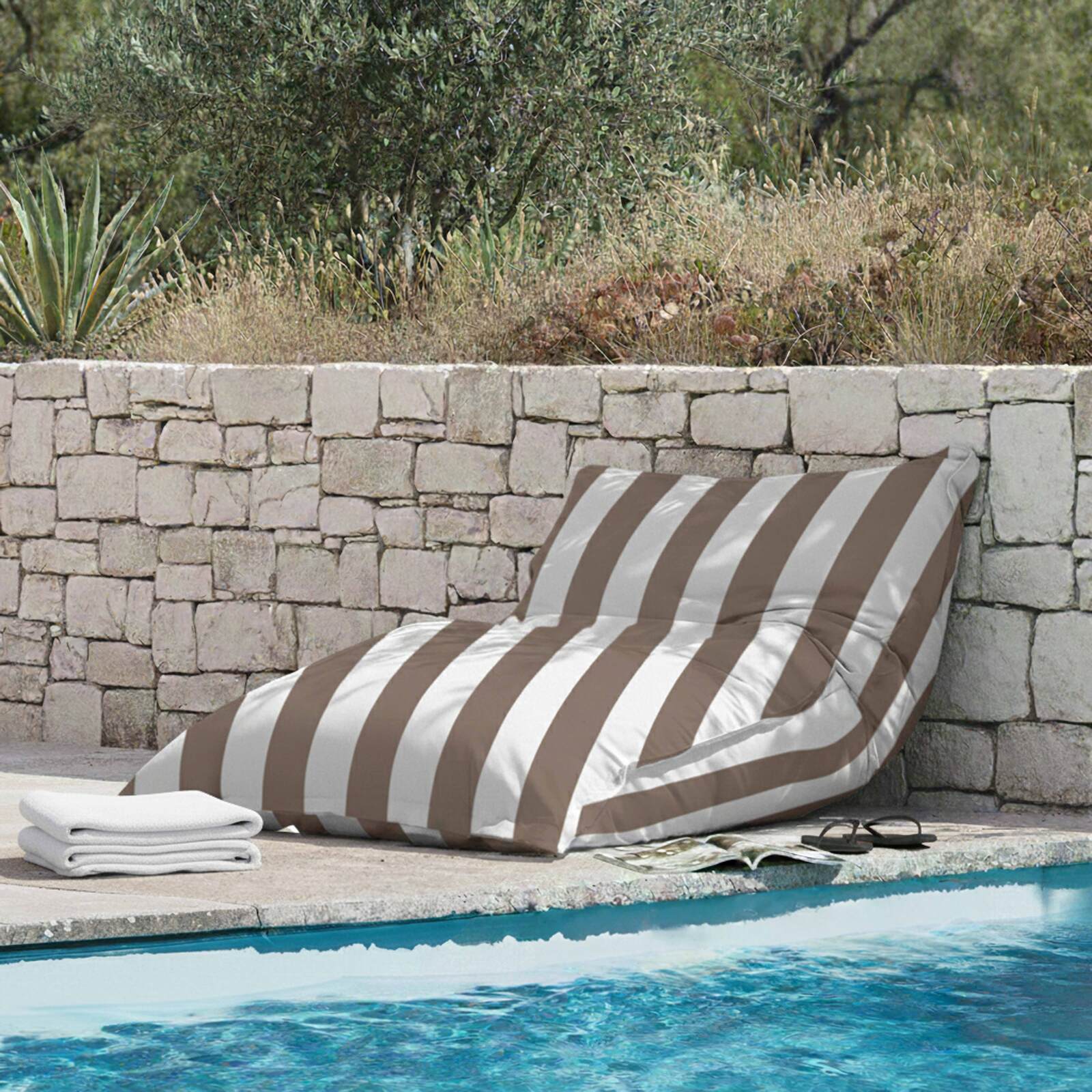 Leere wasserdichte Hülle im gestreiften XL Sitzsack 140x120 cm