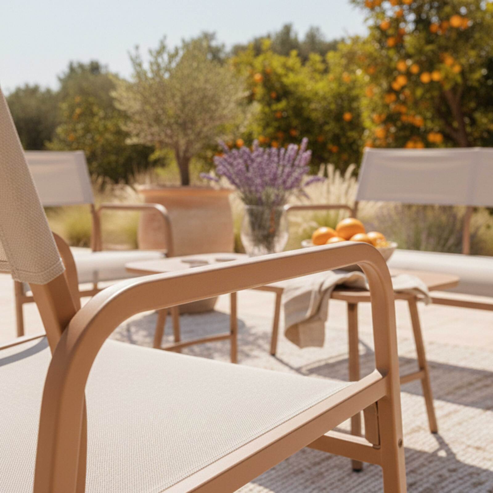 Gartenlounge Set aus Metall und Textilen für 4 Sitzen mit 1 Sofa, 2 Sesseln und Couchtisch