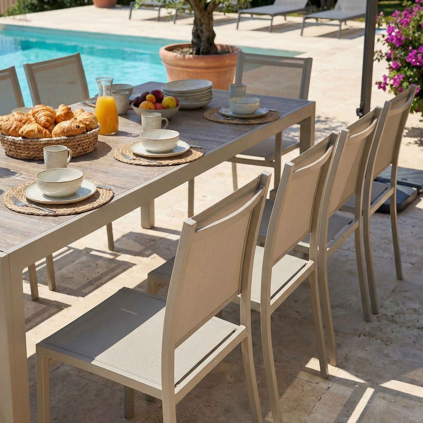 Gartentisch aus Aluminium und Keramik mit Holzoptik, 206x100 cm, und 10 Stühle aus Textilen