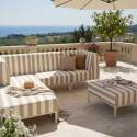 Modulare Gartenmöbel für 4 Personen bestehend aus 1 Sessel, 1 Ecksessel, 1 Chaiselongue und 1 Sitzsack im gestreiften Design