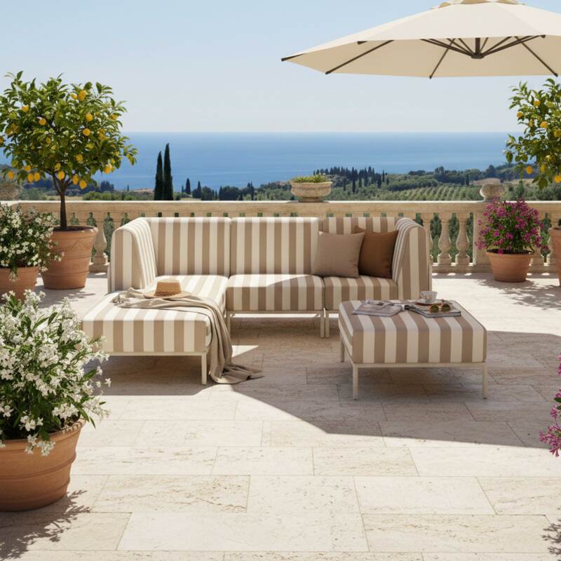 Modulare Gartenmöbel für 4 Personen bestehend aus 1 Sessel, 1 Ecksessel, 1 Chaiselongue und 1 Sitzsack im gestreiften Design