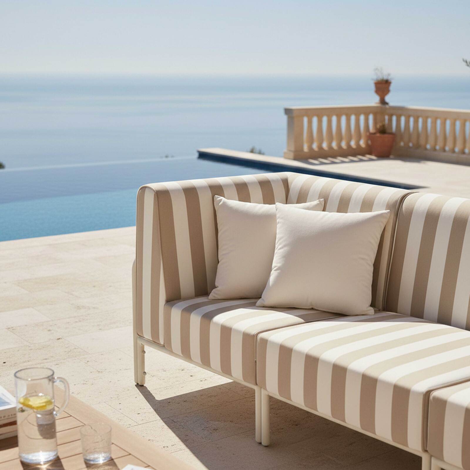 Modulare Gartenmöbel für 3 Personen bestehend aus 1 Sessel und 2 Ecksesseln im gestreiften Design