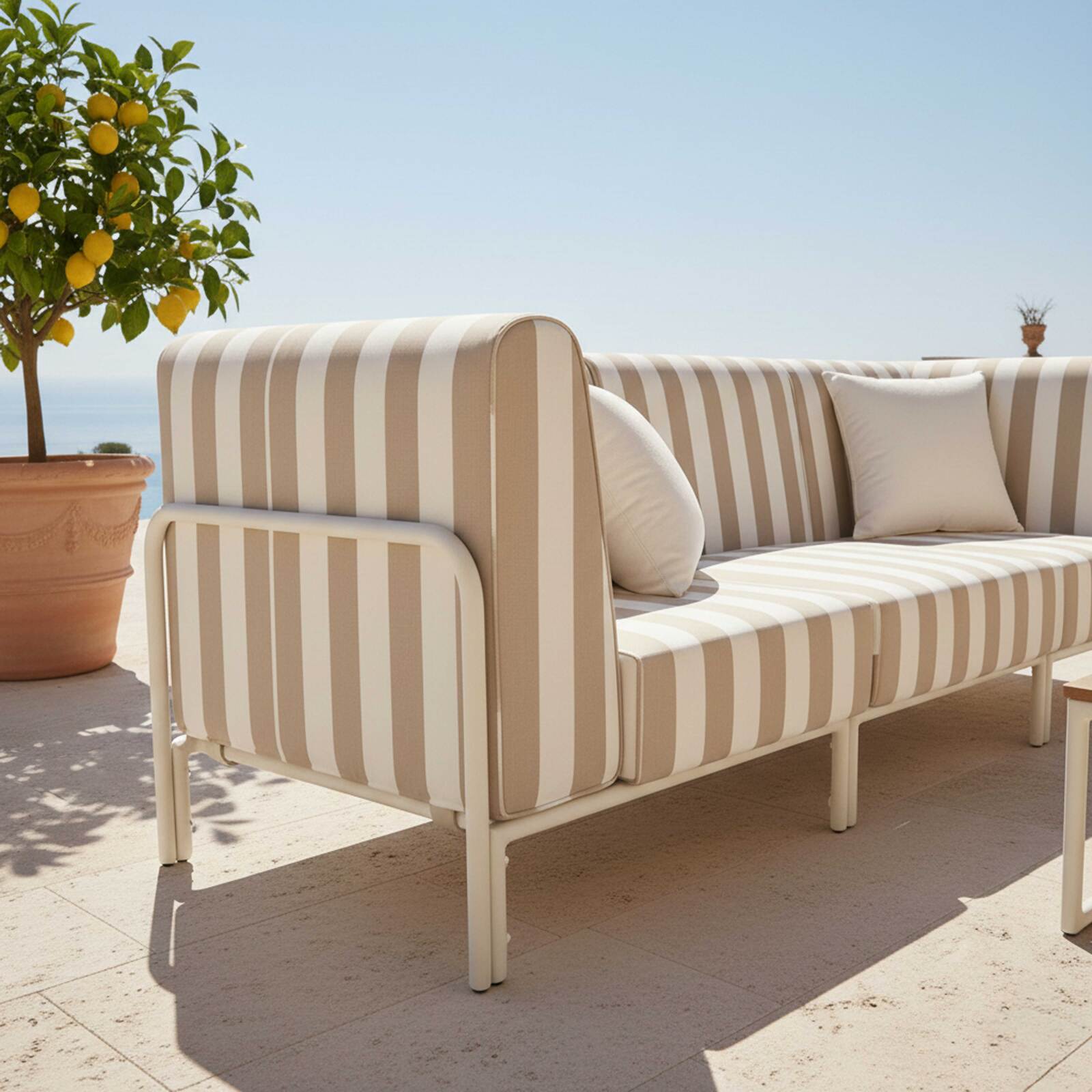 Modulare Gartenmöbel für 3 Personen bestehend aus 1 Sessel und 2 Ecksesseln im gestreiften Design