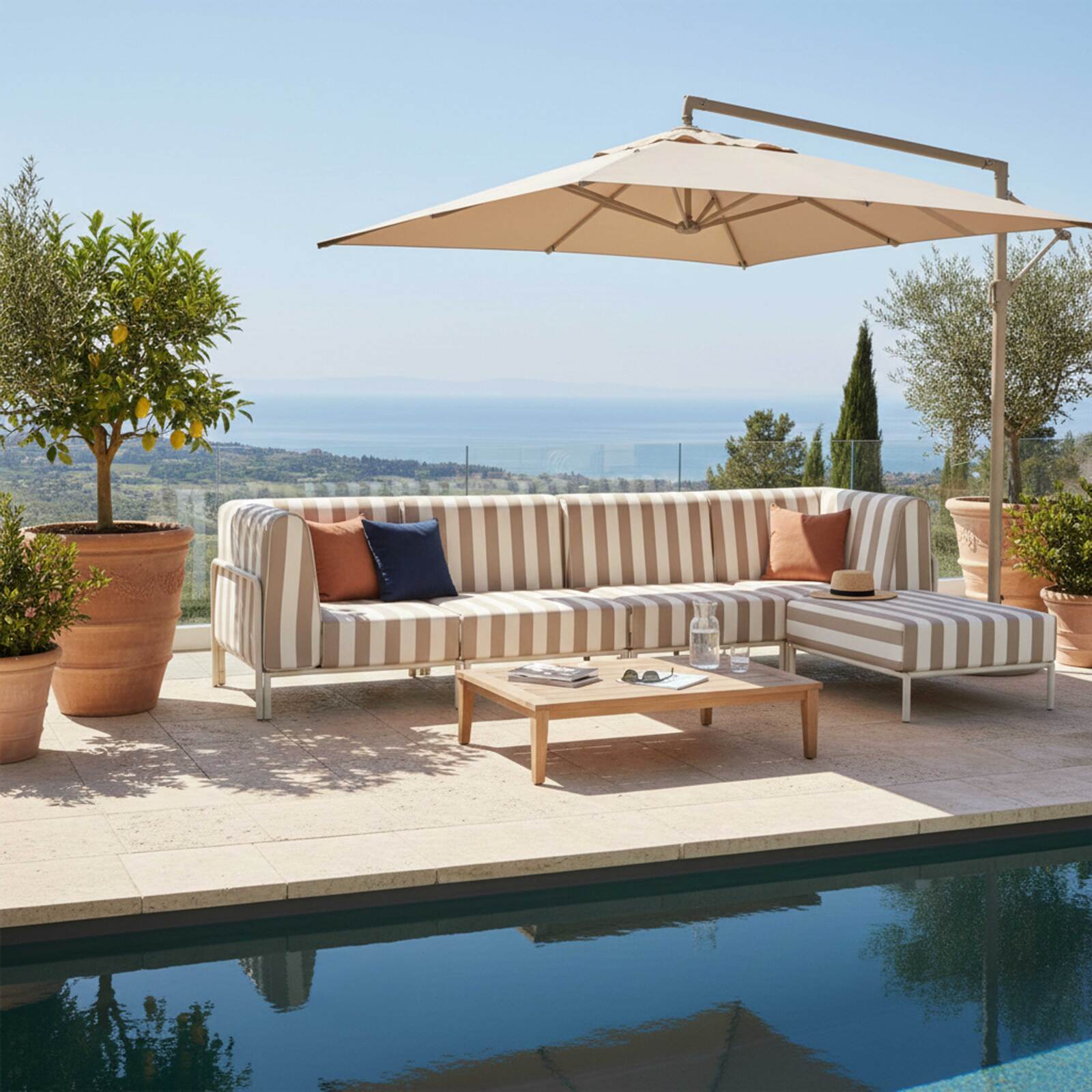 Modulare Gartenmöbel für 5 Personen bestehend aus 2 Sesseln, 2 Ecksesseln und 1 Sitzsack im gestreiften Design