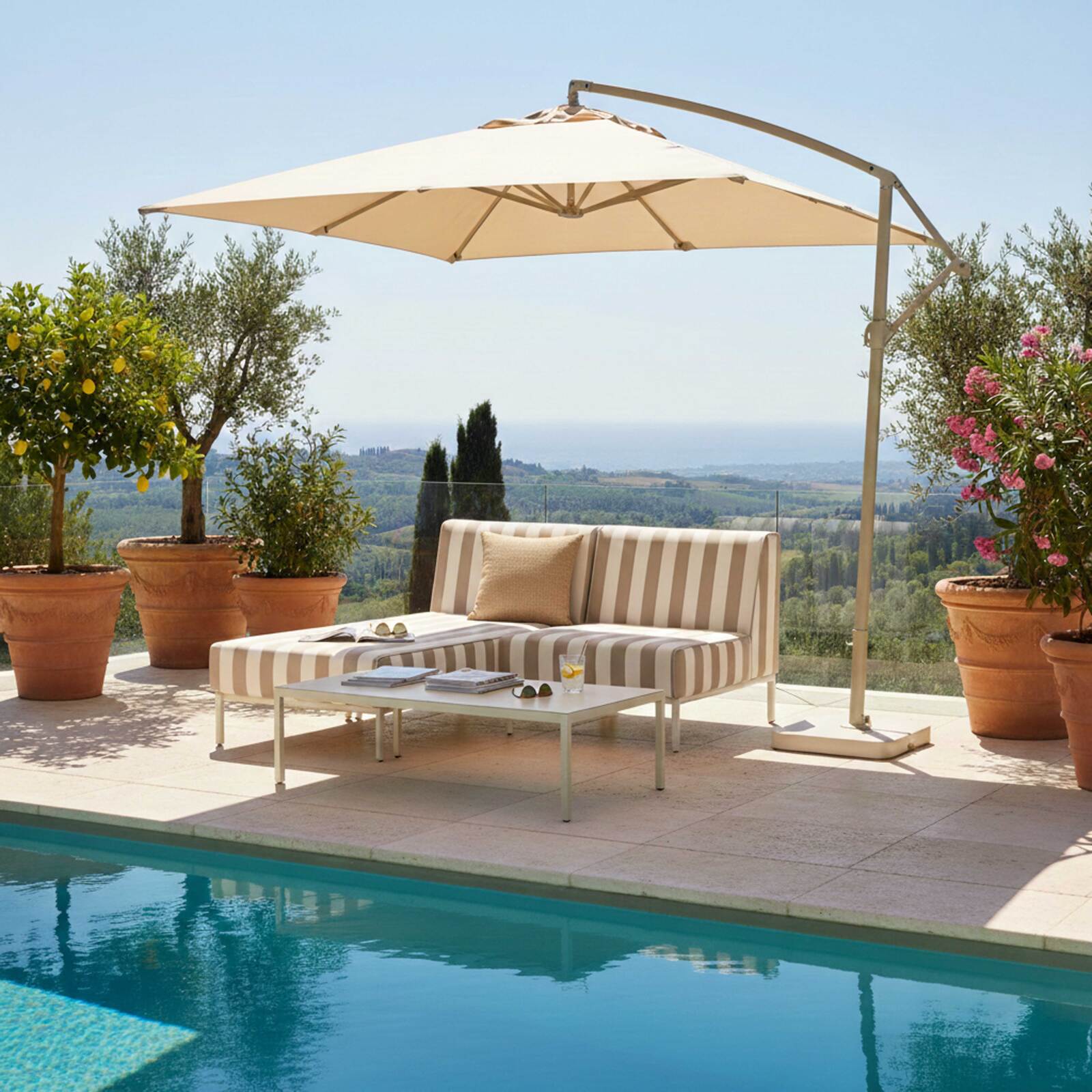 Modulare Gartenmöbel für 2 Personen bestehend aus 1 Sessel und 1 Chaiselongue im gestreiften Design