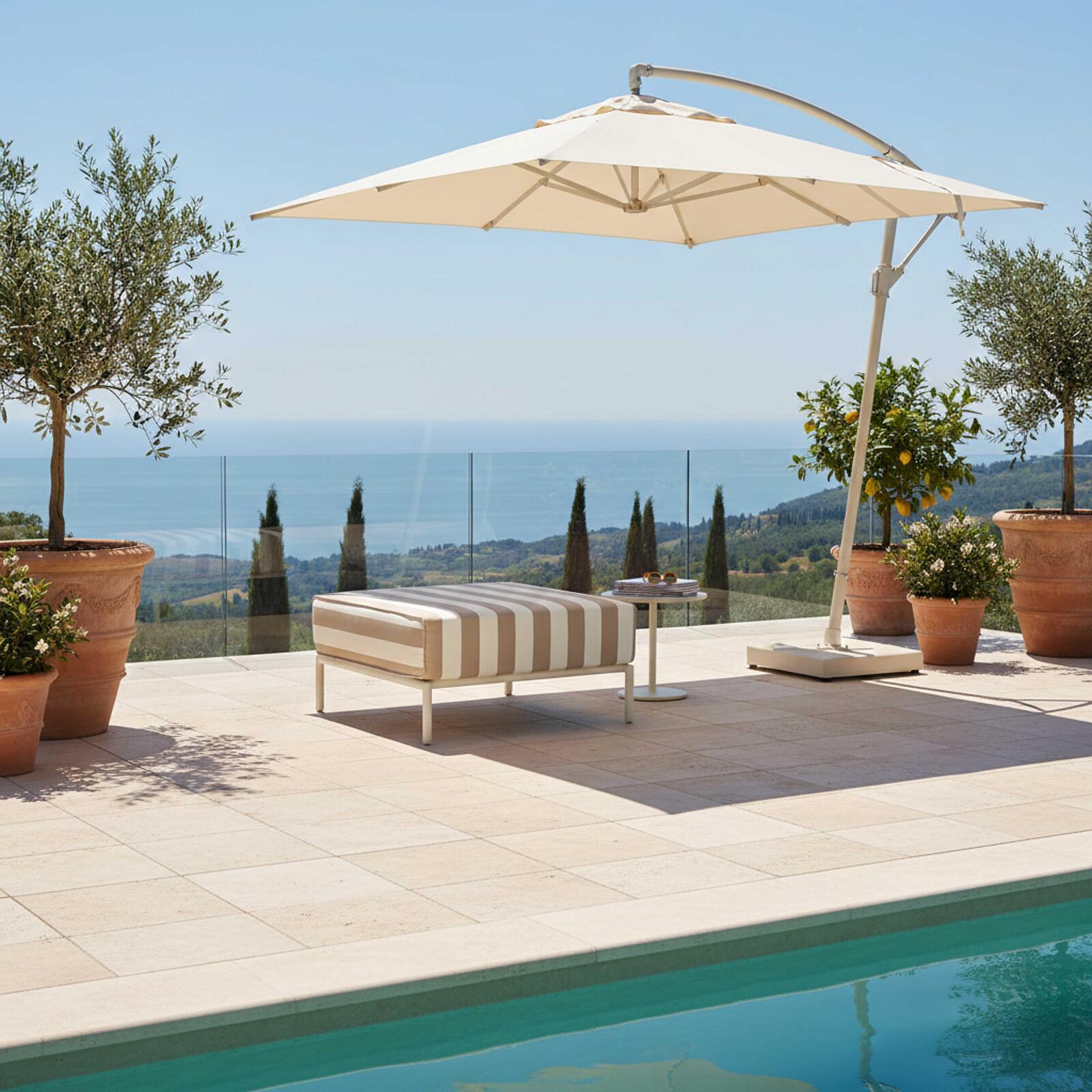 Sitzsack im gestreiften Design für ein modulares Outdoor-Sofa