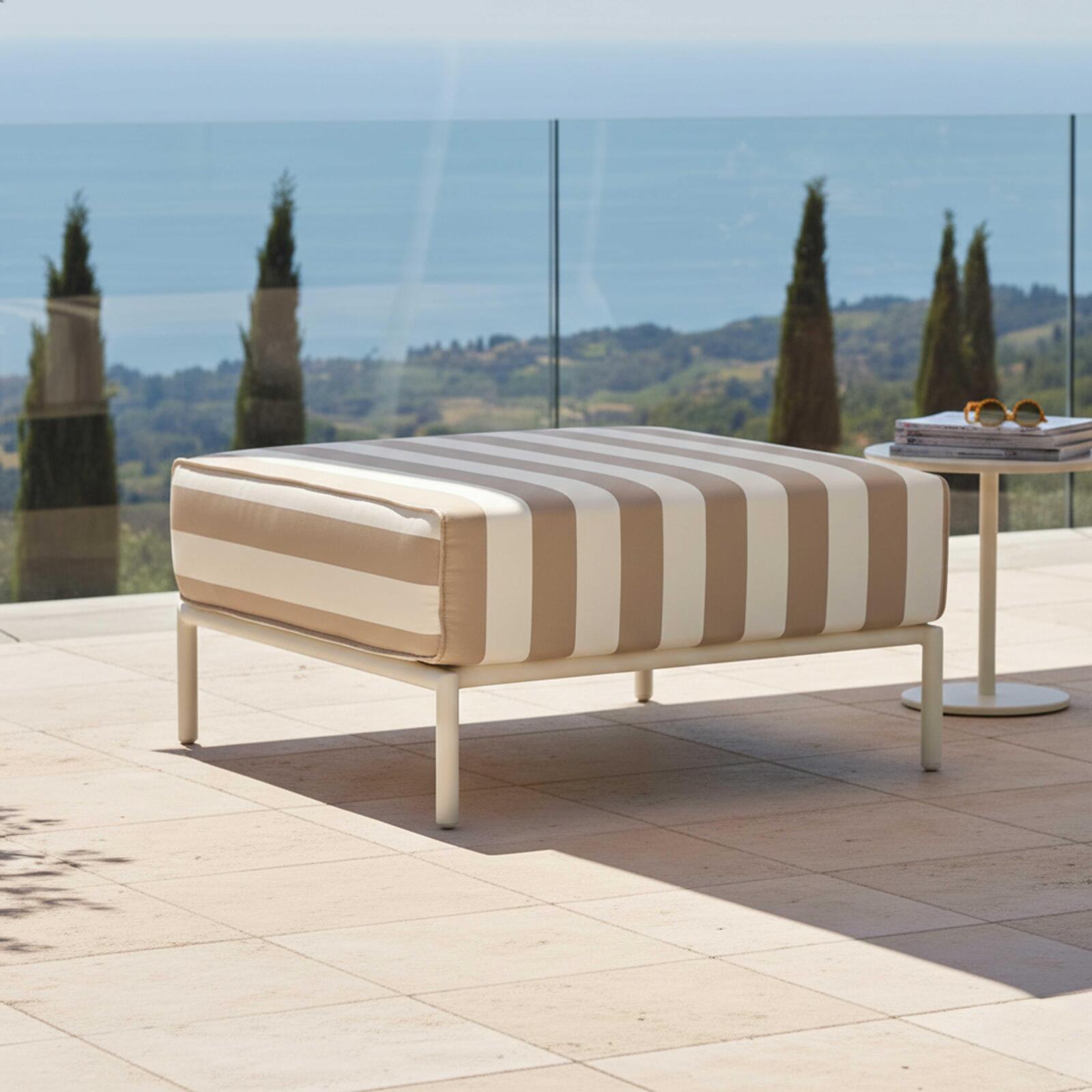 Sitzsack im gestreiften Design für ein modulares Outdoor-Sofa