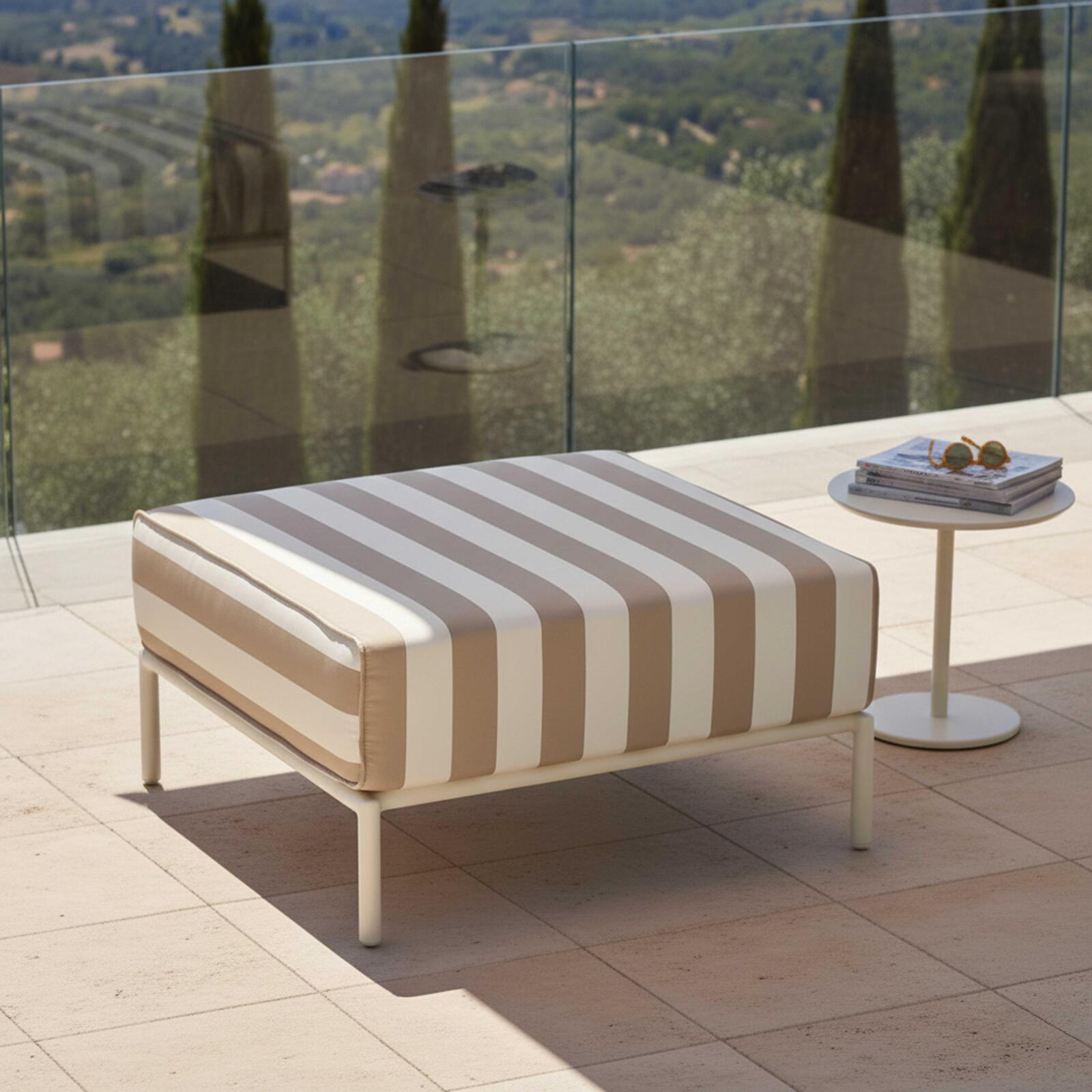 Sitzsack im gestreiften Design für ein modulares Outdoor-Sofa