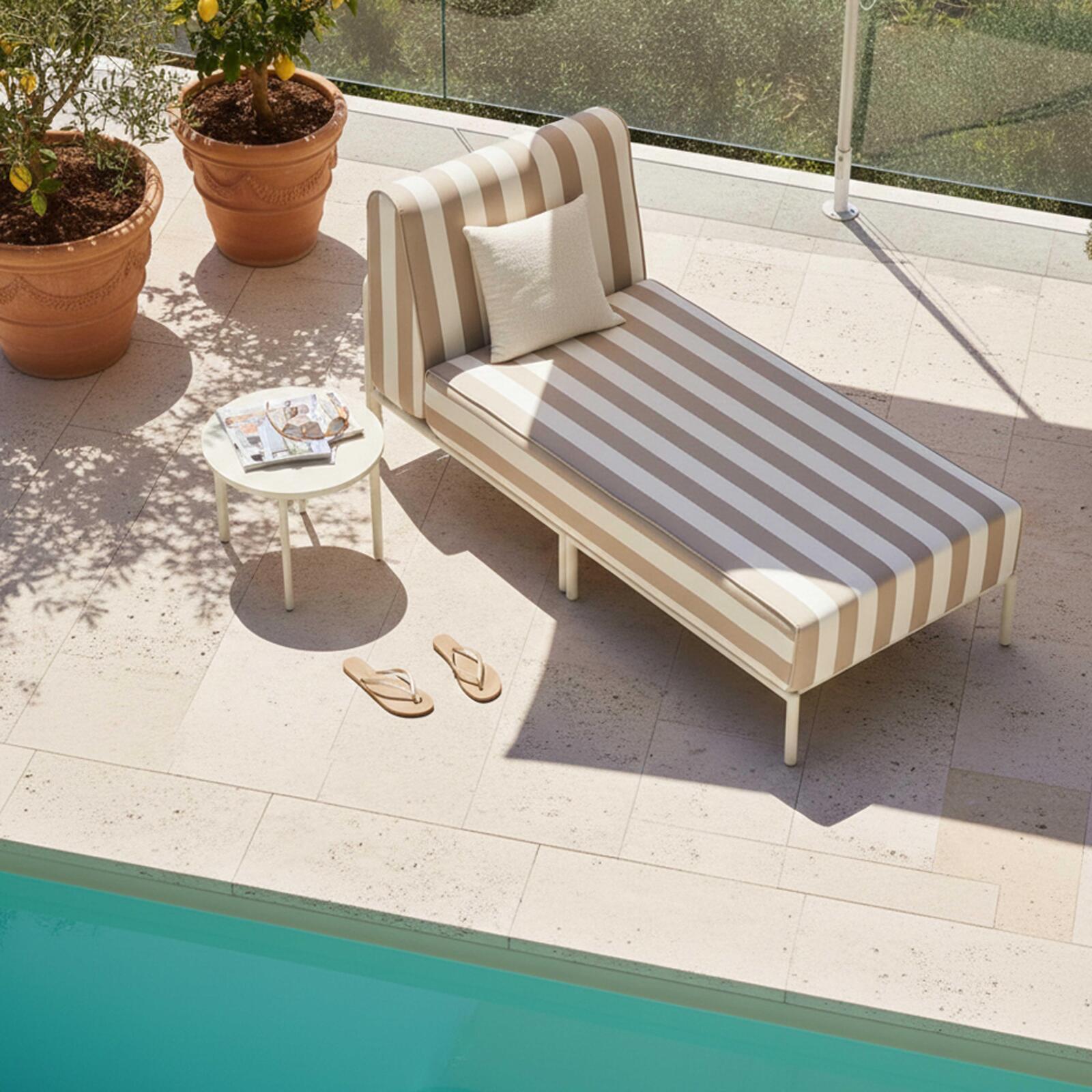 Chaiselongue im gestreiften Design für ein modulares Outdoor-Sofa