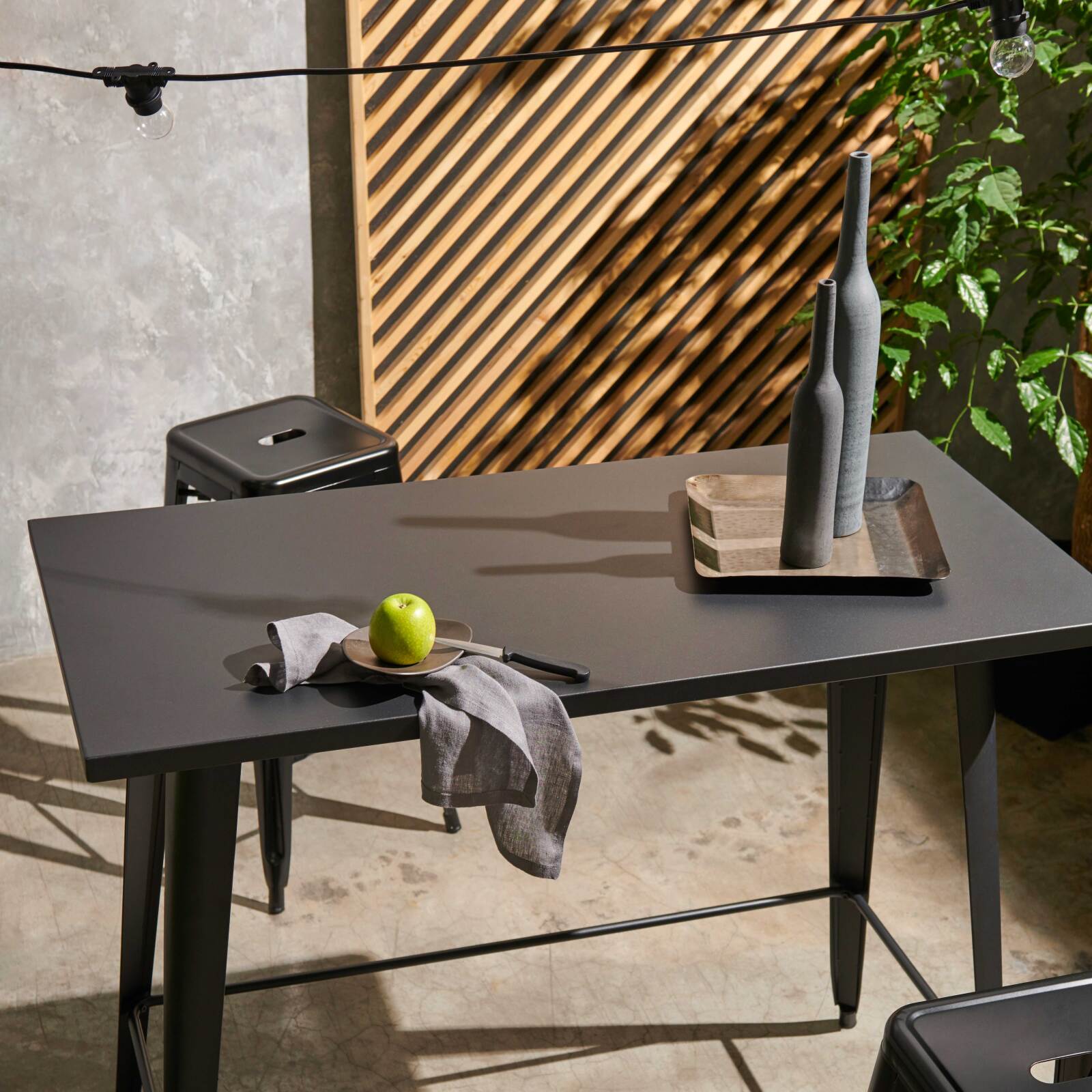 Hoher Garten-Hochtisch aus mattem schwarzem Metall (120 x 101 cm)