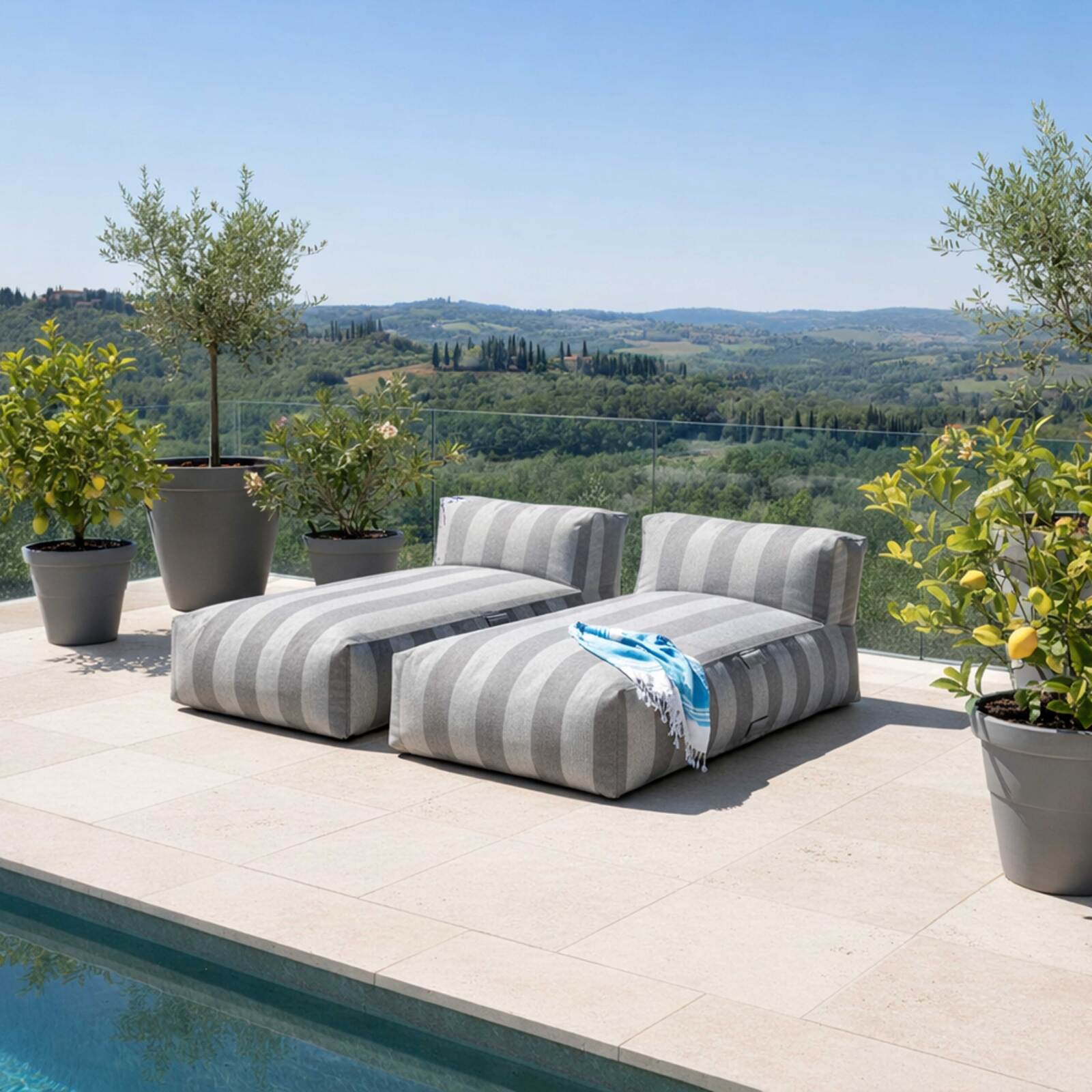 Modulare Gartenmöbel für 2 Personen bestehend aus 2 gestreiften Chaiselongues 