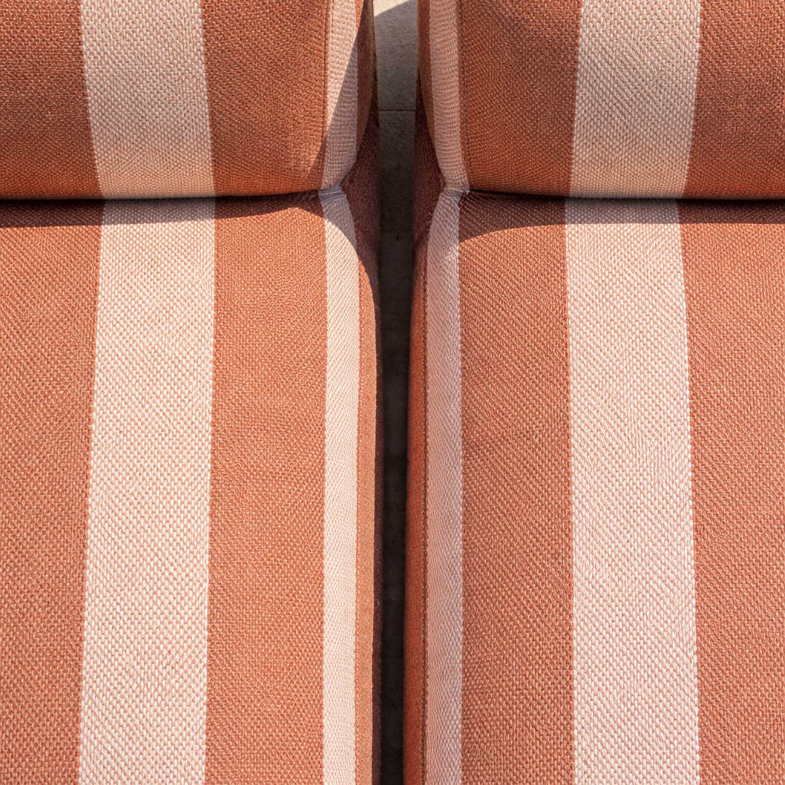 Modulare Gartenmöbel für 2 Personen bestehend aus 2 gestreiften Chaiselongues 