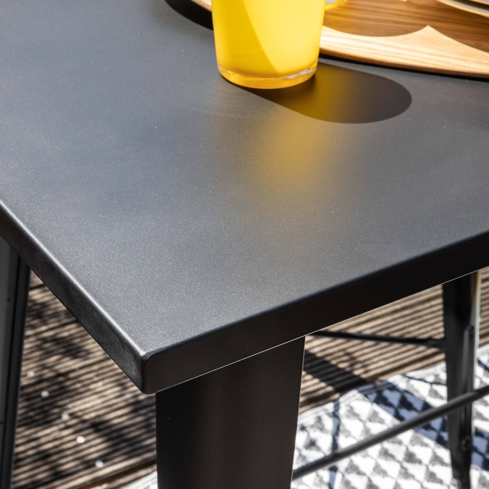 Hoher Garten-Hochtisch aus mattem schwarzem Metall (120 x 101 cm)