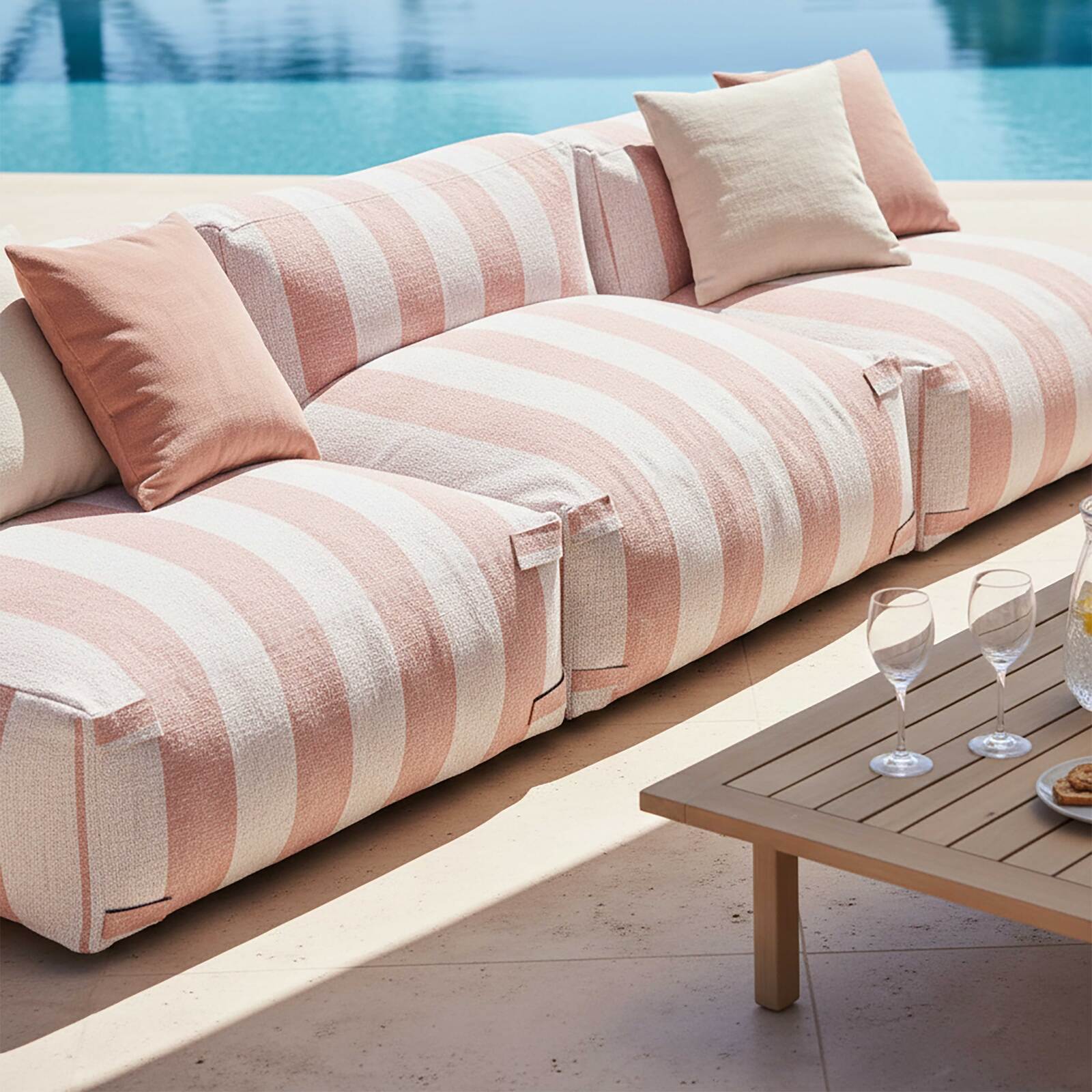 Modulare Gartenmöbel, gestreift für 4 Personen bestehend aus 3 Sesseln und 1 Sitzsack