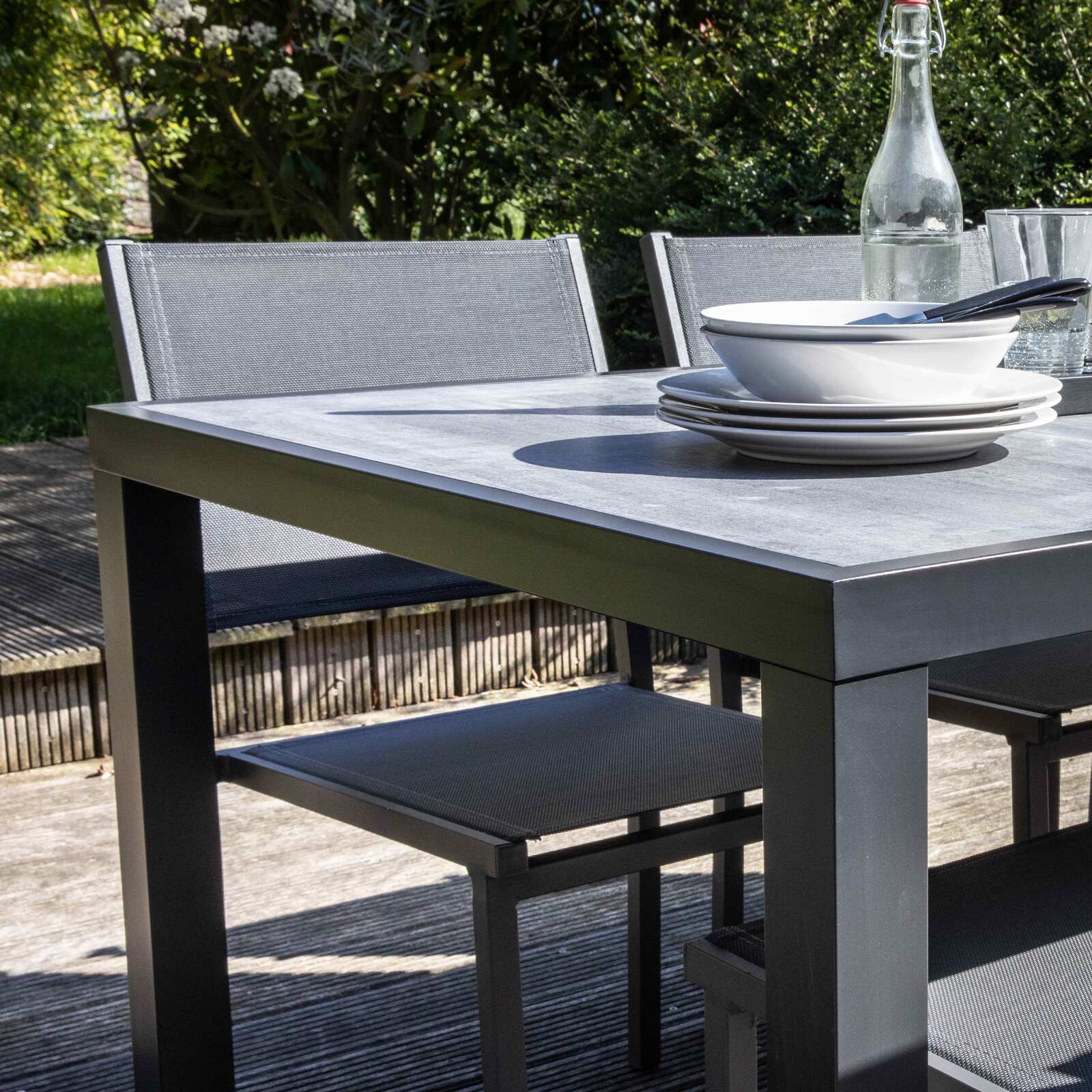 Rechteckiger Gartentisch mit Keramikplatte in Betonoptik 185 x 95 cm, 6 Stühle und 2 Stühle mit Armlehnen 