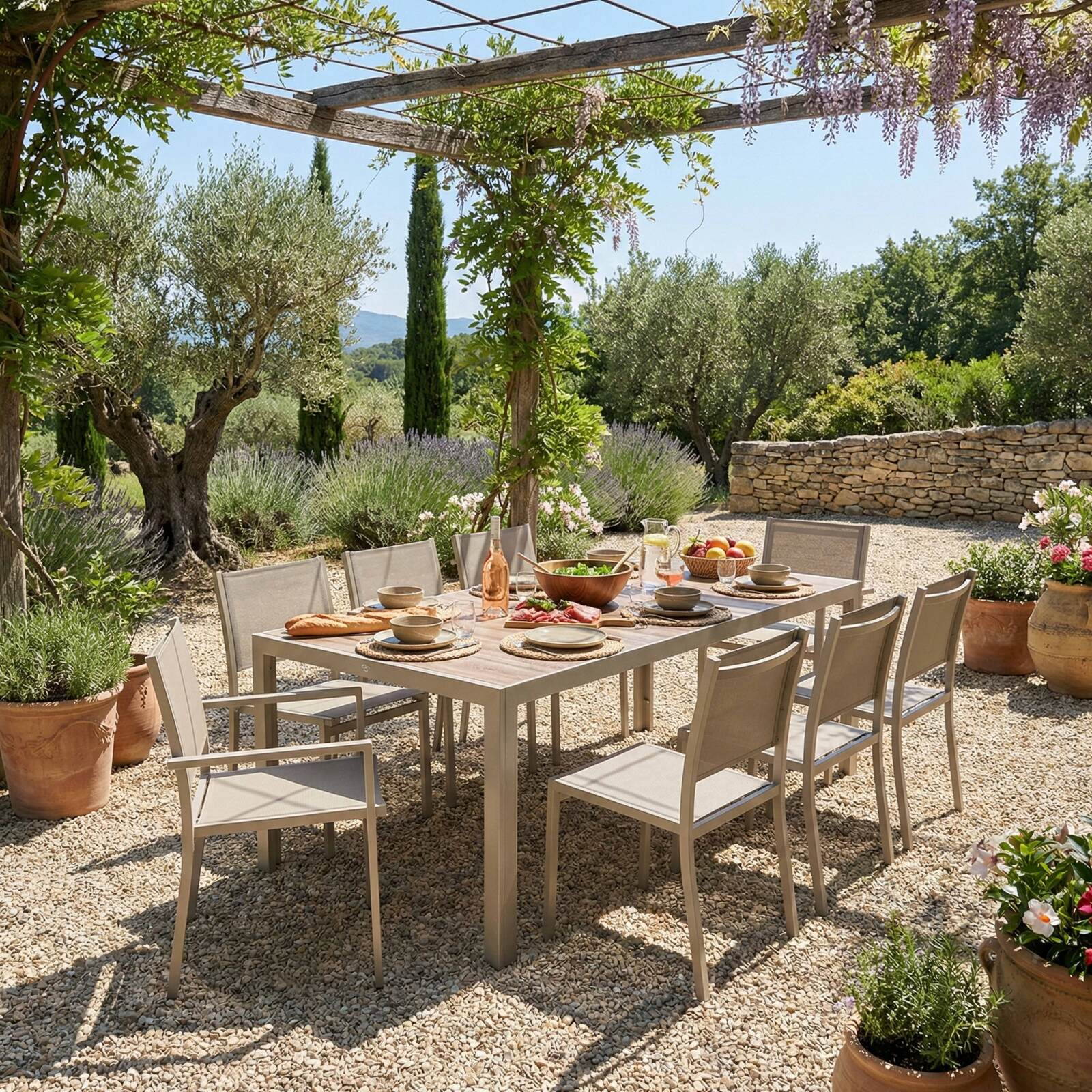 Gartentisch aus Aluminium und Keramik mit Holzoptik, 206x100 cm, und 8 Stühle aus Textilen