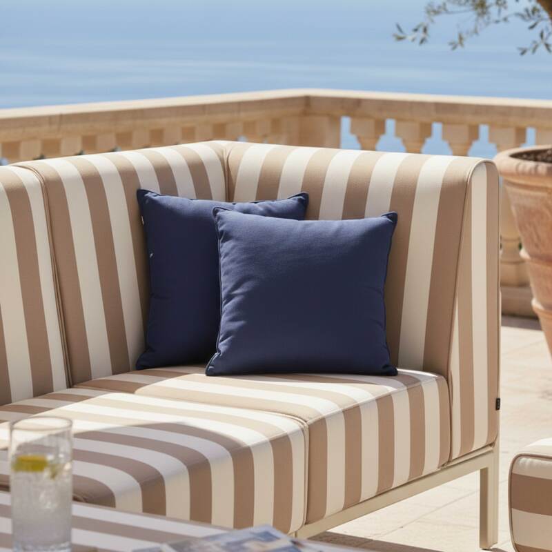 Modulare Gartenmöbel für 4 Personen bestehend aus 1 Sessel, 1 Ecksessel, 1 Chaiselongue und 1 Sitzsack im gestreiften Design (6/7)