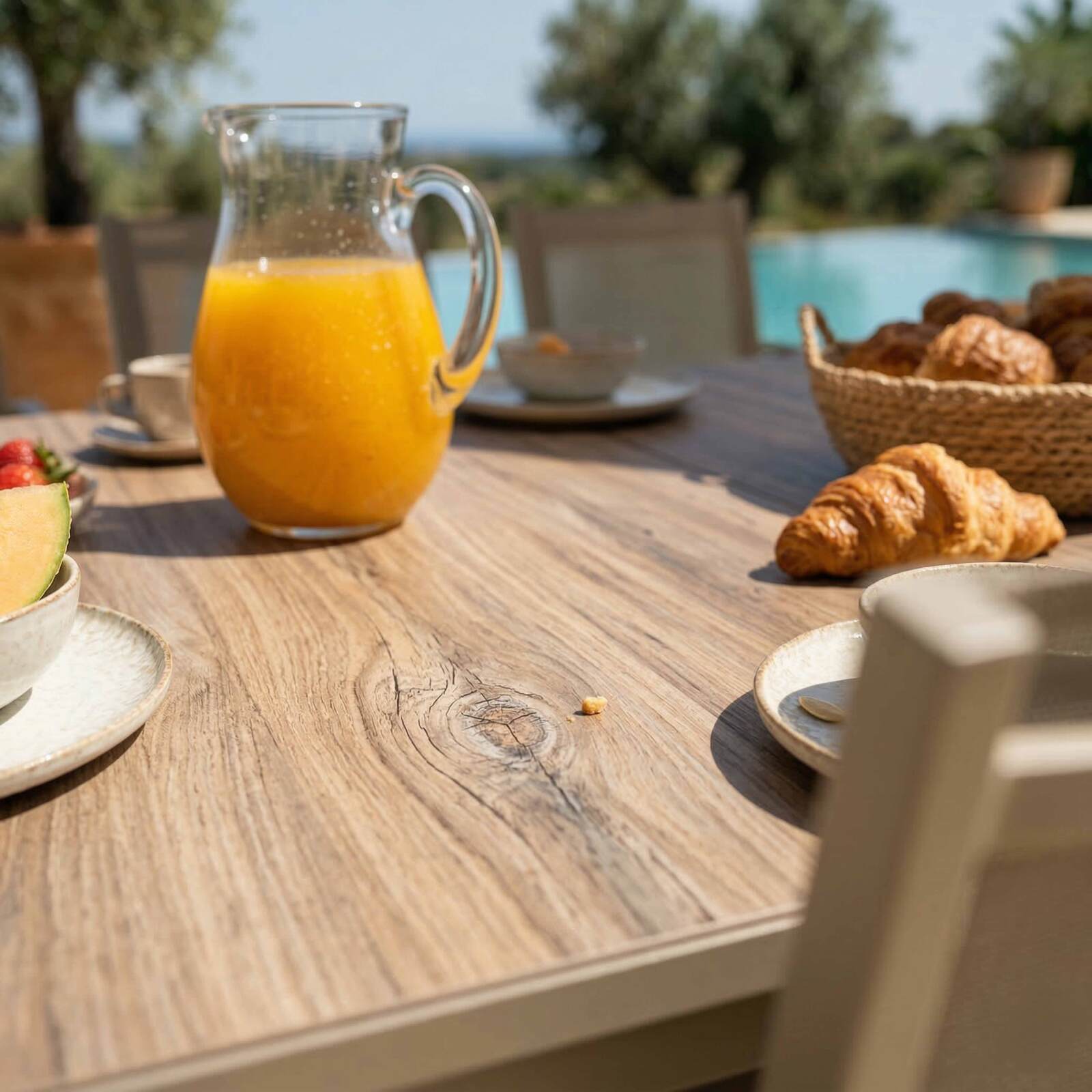 Gartentisch aus Aluminium und Keramik mit Holzoptik, 206x100 cm, und 8 Stühle aus Textilen