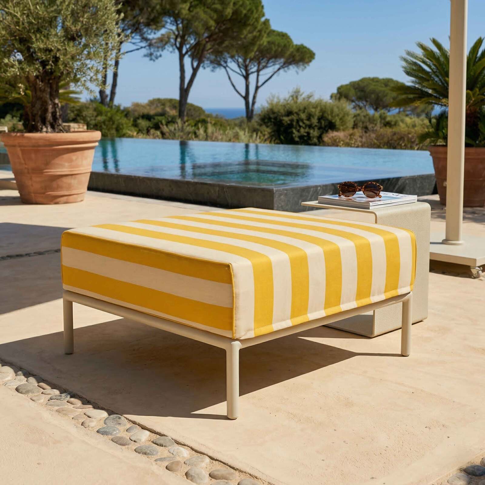 Sitzsack im gestreiften Design für ein modulares Outdoor-Sofa