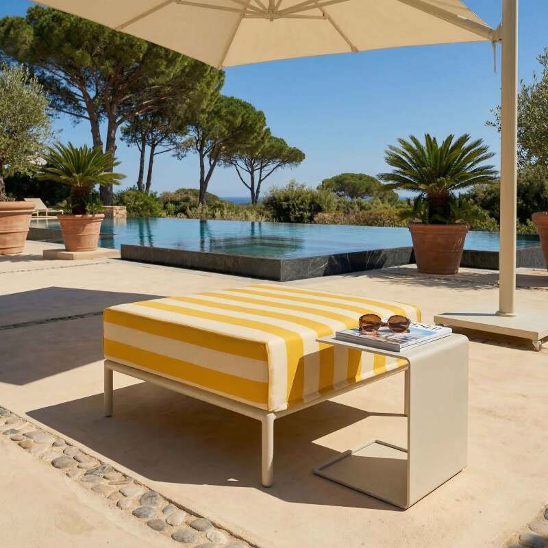 Sitzsack im gestreiften Design für ein modulares Outdoor-Sofa (2/6)