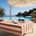 Sitzsack im gestreiften Design für ein modulares Outdoor-Sofa