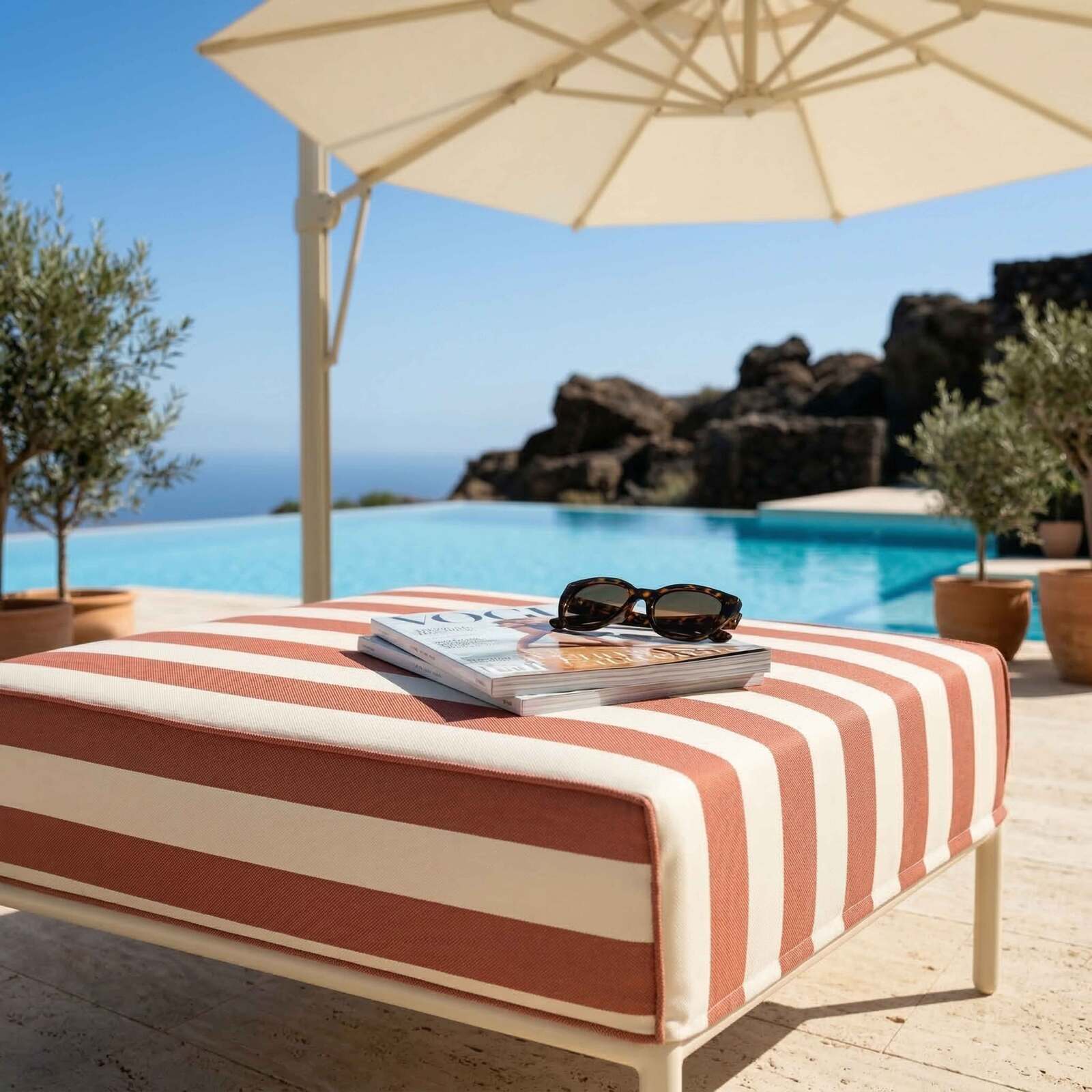 Sitzsack im gestreiften Design für ein modulares Outdoor-Sofa