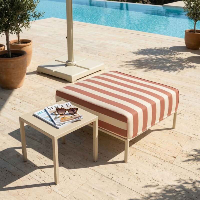 Sitzsack im gestreiften Design für ein modulares Outdoor-Sofa
