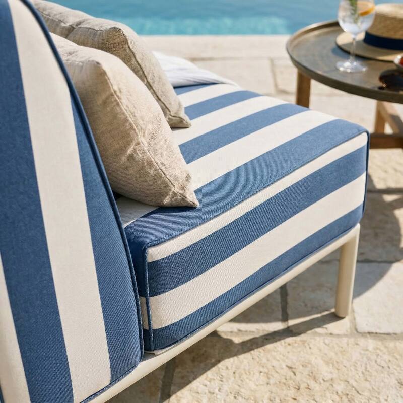 Sessel im gestreiften Design für ein modulares Outdoor-Sofa (3/9)