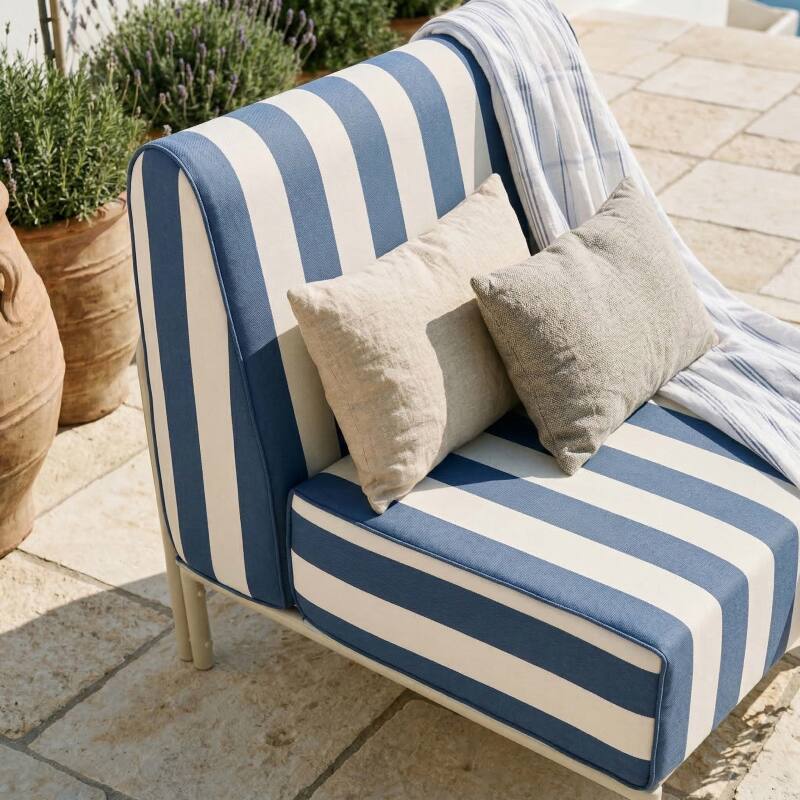 Sessel im gestreiften Design für ein modulares Outdoor-Sofa (2/9)