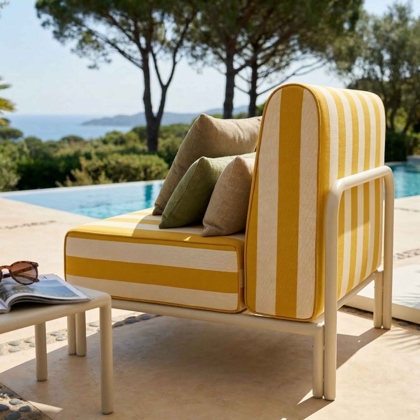 Sessel im gestreiften Design für ein modulares Outdoor-Sofa