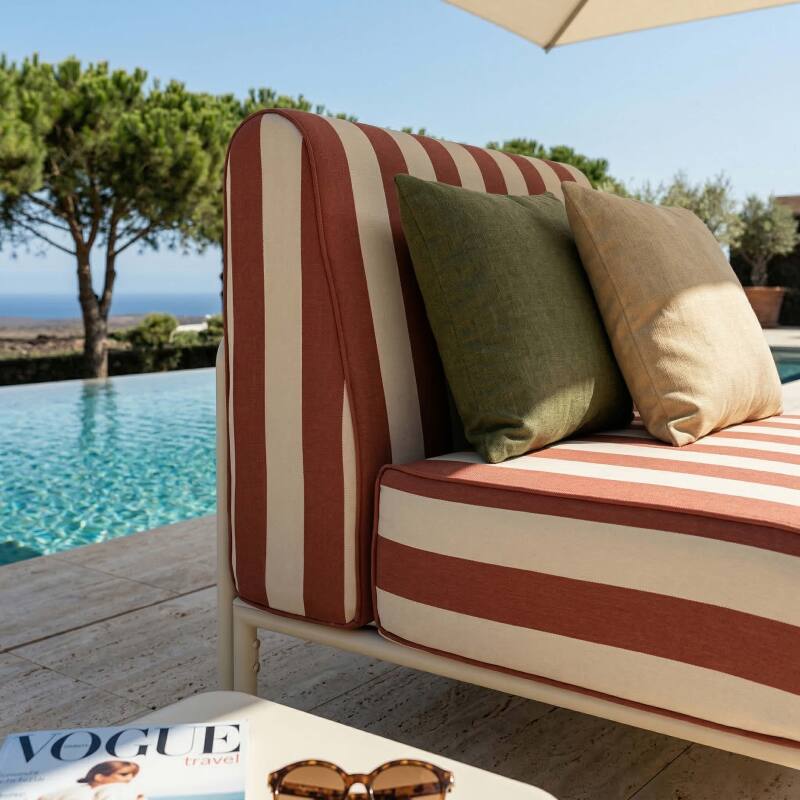 Sessel im gestreiften Design für ein modulares Outdoor-Sofa (5/8)