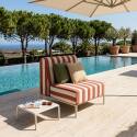 Sessel im gestreiften Design für ein modulares Outdoor-Sofa