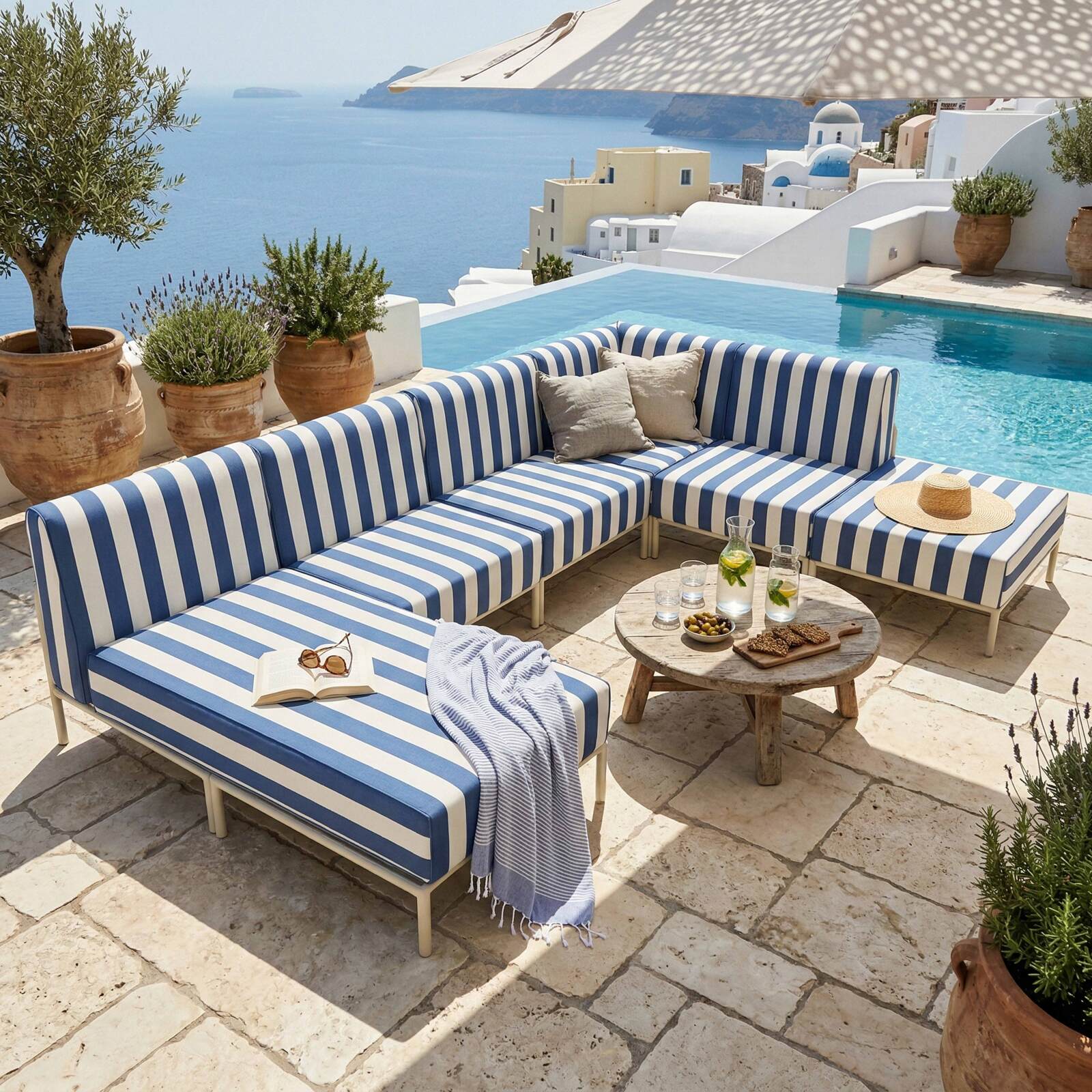 Sessel im gestreiften Design für ein modulares Outdoor-Sofa