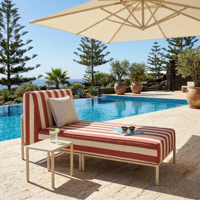 Chaiselongue im gestreiften Design für ein modulares Outdoor-Sofa