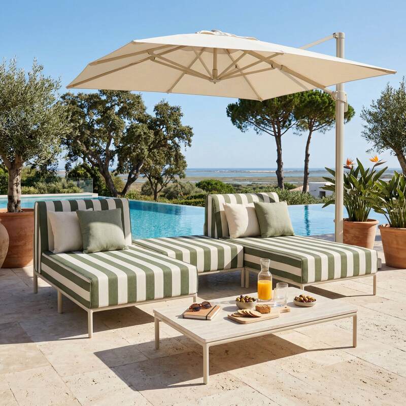 Modulare Gartenmöbel für 2 Personen bestehend aus 2 Chaiselongues und 1 Sitzsack im gestreiften Design