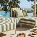 Modulare Gartenmöbel für 2 Personen bestehend aus 2 Chaiselongues und 1 Sitzsack im gestreiften Design