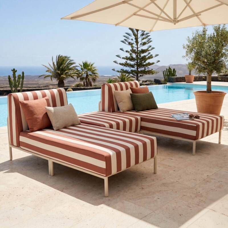 Modulare Gartenmöbel für 2 Personen bestehend aus 2 Chaiselongues und 1 Sitzsack im gestreiften Design