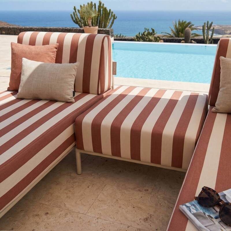 Modulare Gartenmöbel für 2 Personen bestehend aus 2 Chaiselongues und 1 Sitzsack im gestreiften Design (2/7)