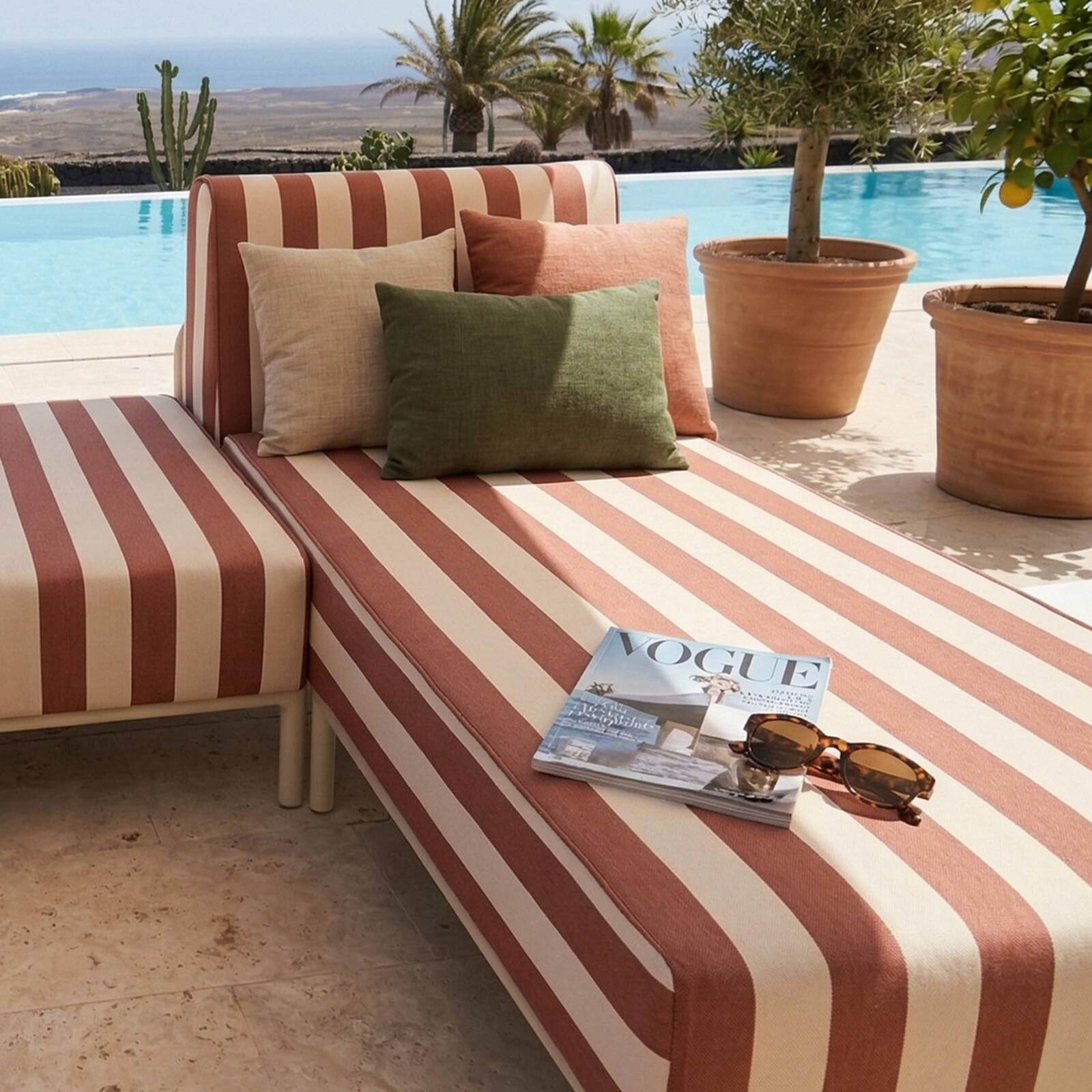 Modulare Gartenmöbel für 2 Personen bestehend aus 2 Chaiselongues und 1 Sitzsack im gestreiften Design