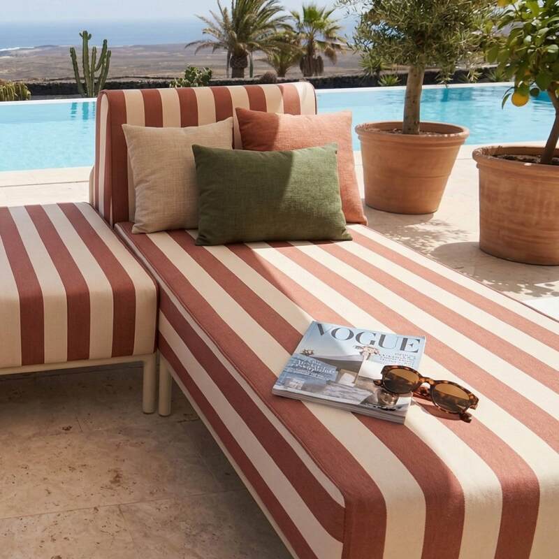 Modulare Gartenmöbel für 2 Personen bestehend aus 2 Chaiselongues und 1 Sitzsack im gestreiften Design (3/7)