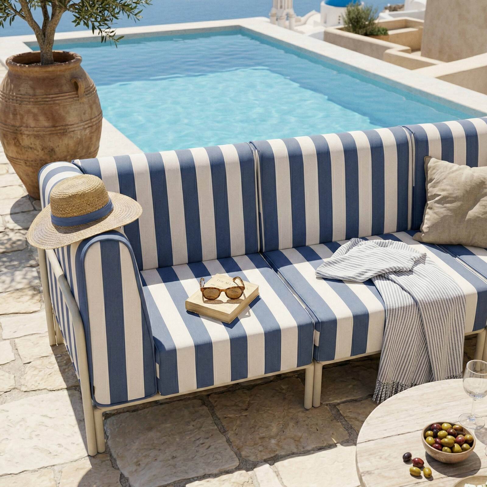 Modulare Gartenmöbel für 3 Personen bestehend aus 1 Sessel und 2 Ecksesseln im gestreiften Design