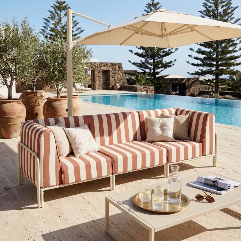 Modulare Gartenmöbel für 3 Personen bestehend aus 1 Sessel und 2 Ecksesseln im gestreiften Design