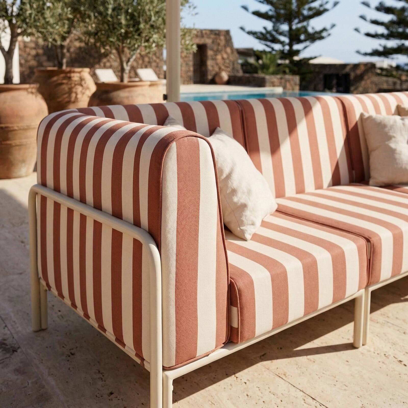 Modulare Gartenmöbel für 3 Personen bestehend aus 1 Sessel und 2 Ecksesseln im gestreiften Design