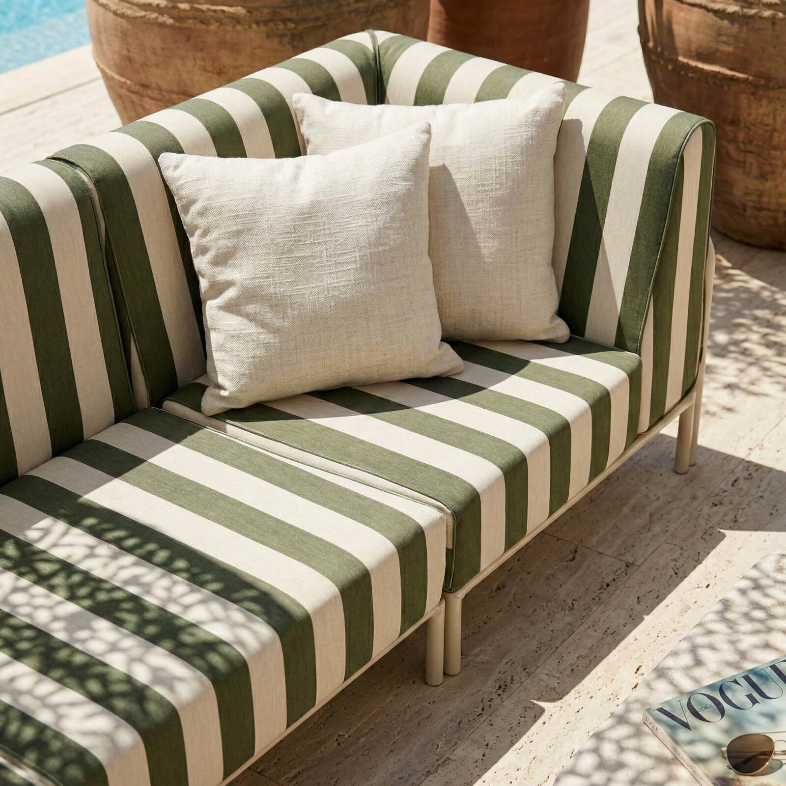 Modulare Gartenmöbel für 3 Personen bestehend aus 1 Sessel und 2 Ecksesseln im gestreiften Design