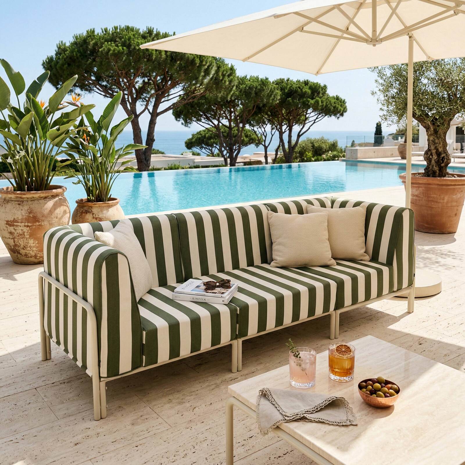 Modulare Gartenmöbel für 3 Personen bestehend aus 1 Sessel und 2 Ecksesseln im gestreiften Design